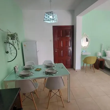 דירה Anthea Court